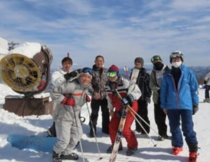 スキーツアーに参加した有志のスキー場での集合写真