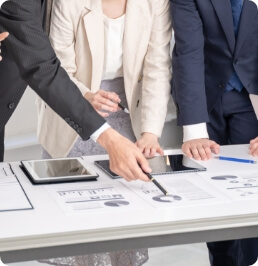 意見を出し合い会議をする写真