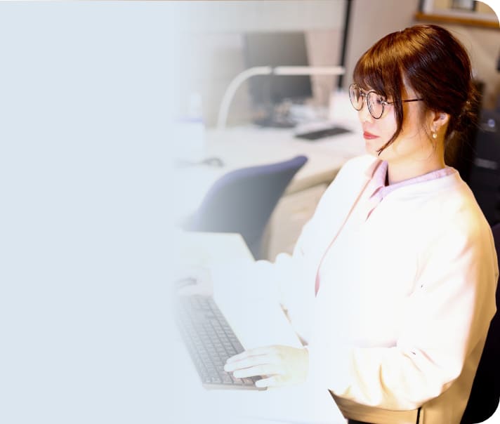 パソコン操作する女性の写真